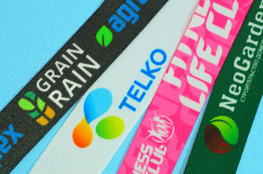 Вид лент для бейджей, с логотипами, нанесенными полноцветной печатью.
