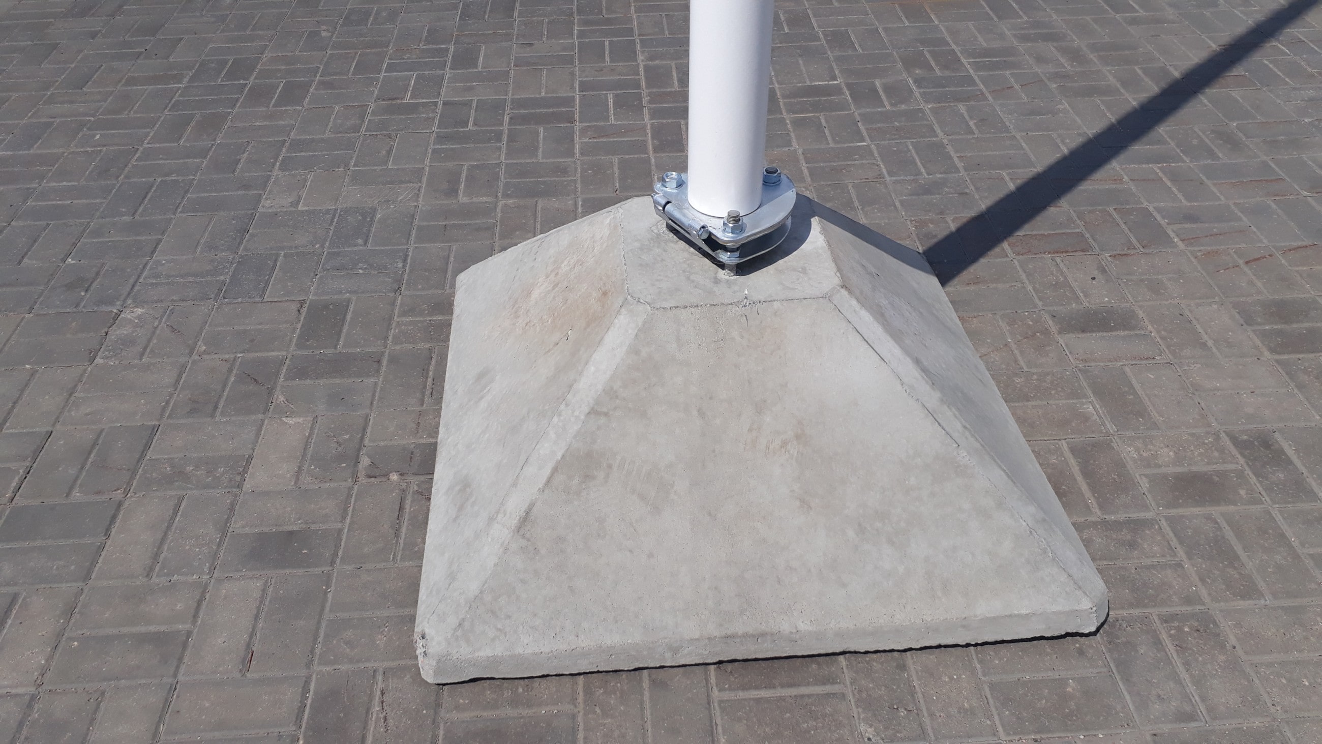 Вид установки флагштока на бетонную пирамидку / полусферу.