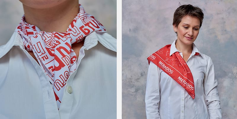 Брендированная косынка Пионер на шее фотомодели с печатью логотипов на заказ