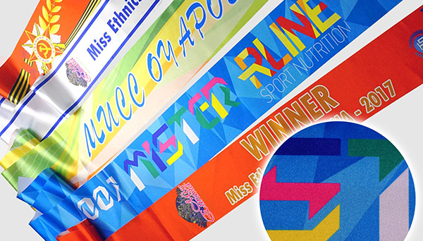 Разноцветные ленты с яркими надписями на многоцветных фонах с градиентами