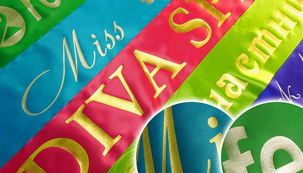 Зеленая, голубая, красная ленты с надписями золотой и серебристой фольгой