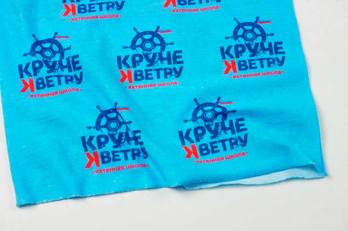 Фото принта и обрезки нижнего края на бесшовном баффе из ткани джерси