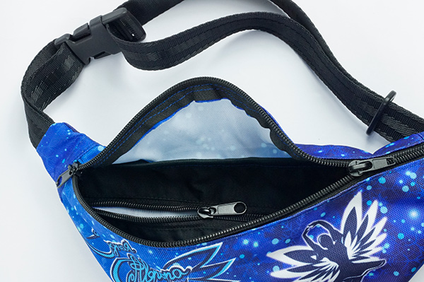 Синяя поясная сумка с белым рисунком, с кармашком внутри, с чёрным ремнём и пряжками