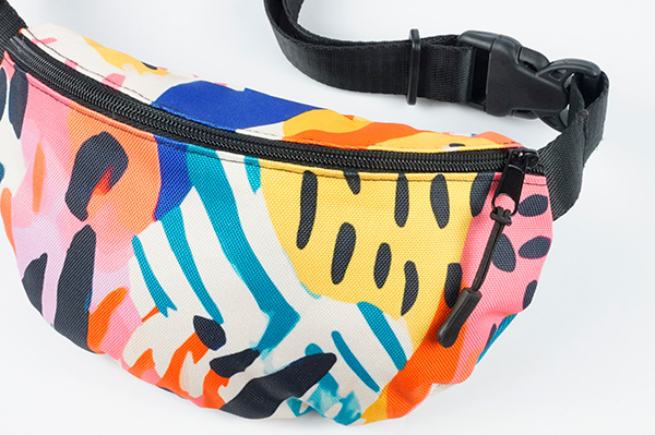 Сумка на пояс с ярким принтом, молнией, чёрным ремнём и регулировочными пряжками