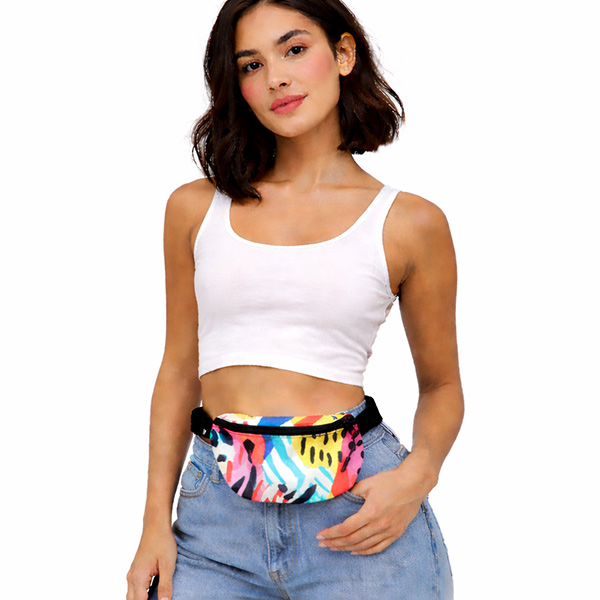 Большая сумка с ярким принтом на весь крой, чёрным ремнём и пряжкой на поясе мужчины