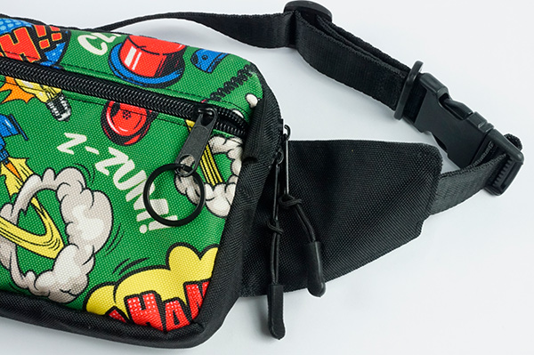 Поясная сумка с ярким принтом, молнией, чёрным ремнём и регулировочными пряжками