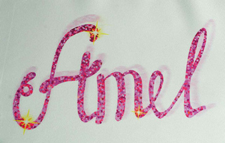 Смазанный отпечаток красивой фиолетовой надписи на флажной ткани