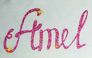 Четкий отпечаток красивой фиолетовой надписи на флажной ткани