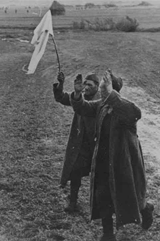 2 солдата сдаются в плен с белым флагом