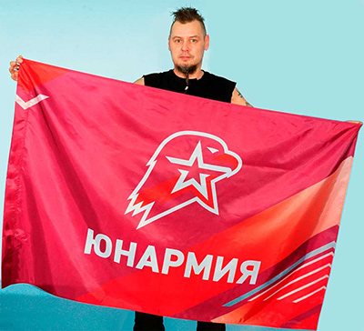 Готовый красный флаг Юнармии с символом орла, в руках печатника