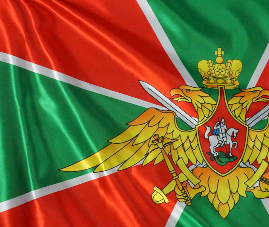 Фрагмент знамени из атласной ткани с гербом РФ на фоне зелено-красного креста с мечами