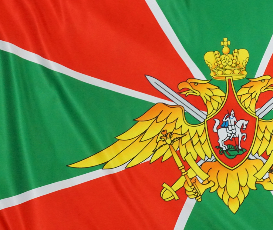 Фрагмент знамени из атласной ткани с гербом РФ на фоне зелено-красного креста с мечами
