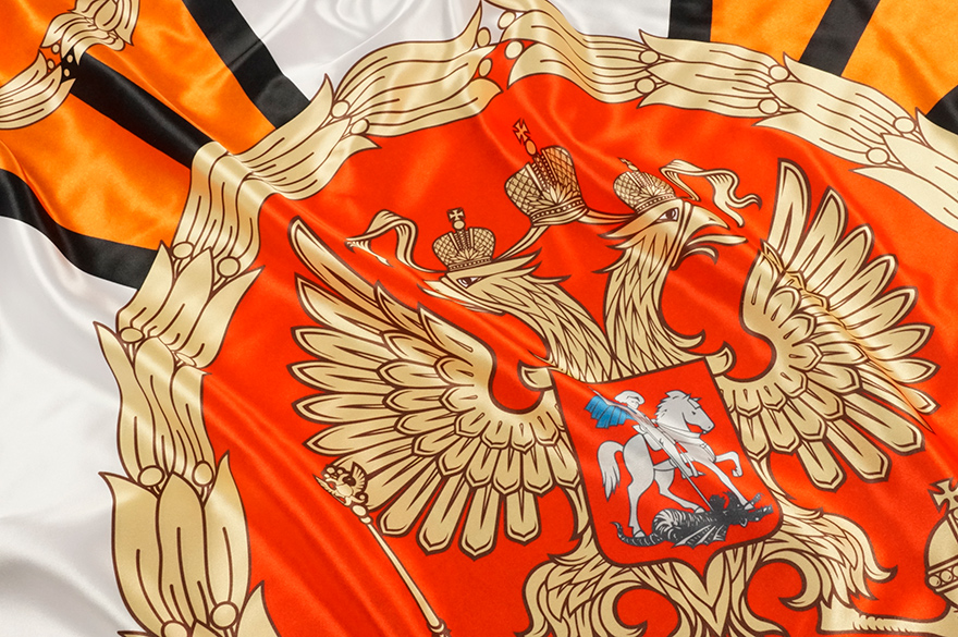 Фрагмент красивого, яркого, насыщенного отпечатка герба на атласном знамени