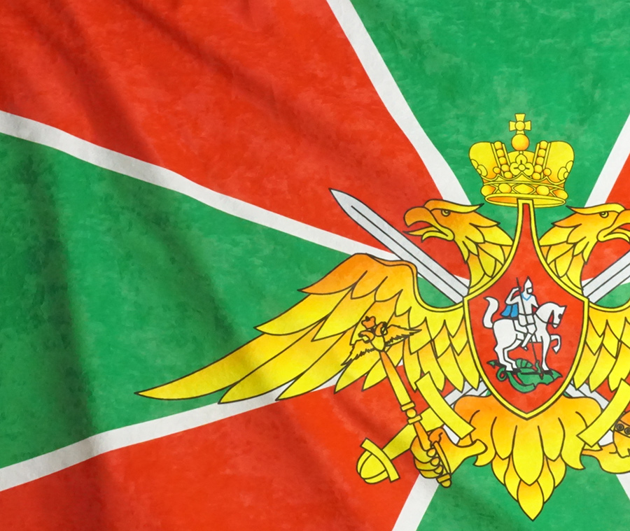 Фрагмент знамени из бархата с гербом РФ на фоне зелено-красного креста с мечами
