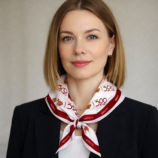 Платок Пионер на шее женщины