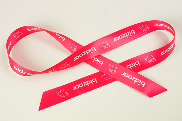 Сатиновая лента с двухсторонней печатью красного фона с белыми логотипами