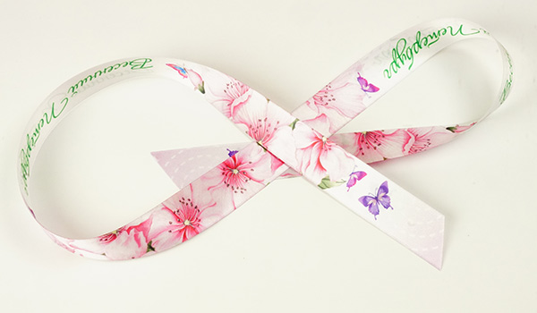 Сатиновая лента с двухсторонней печатью розовых цветов и зеленого логотипа