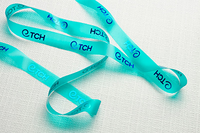 Силиконовые ленты: бирюзовая с логотипами
