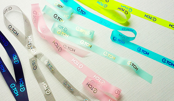 Полупрозрачные ленты: синяя, голубая, розовая, дымчатая, бирюзовая 
                            с серебряным и золотыми логотипами