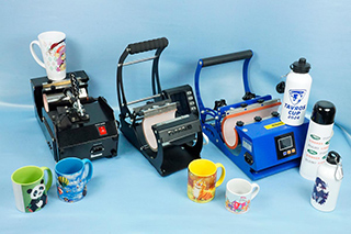 3 кружечных термопресса с образцами отпечатанных кружек и термосов с логотипами