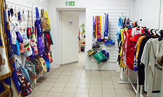 Стенды с образцами разнообразной продукции из текстиля с принтами