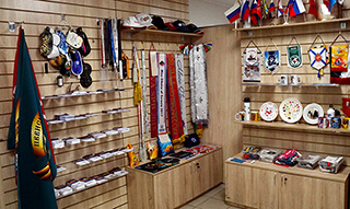 Стенды с образцами разнообразной продукции из текстиля с принтами