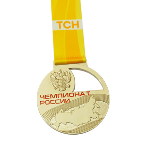 Золотистая медаль подвешена на ленте, продетой через дужку