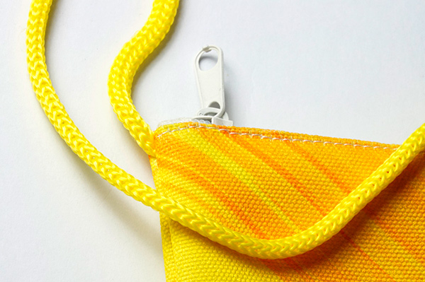 Угол желтой сумочки на шею со шнуром и с клапаном белой на молнии