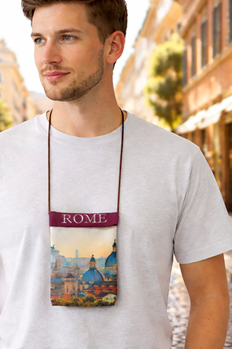 Тканевая сумочка с принтом старинного города на шнуре на шее мужчины
