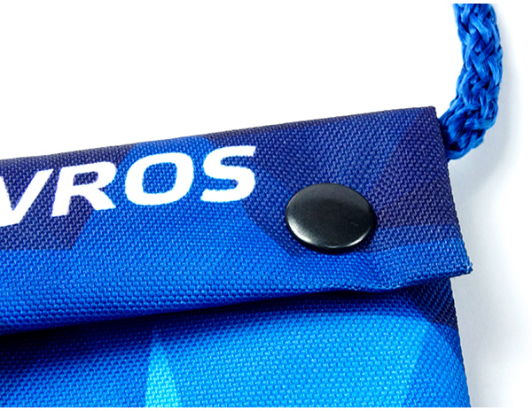 Угол синей сумочки на шею: с черной кнопкой и белым логотипом на клапане