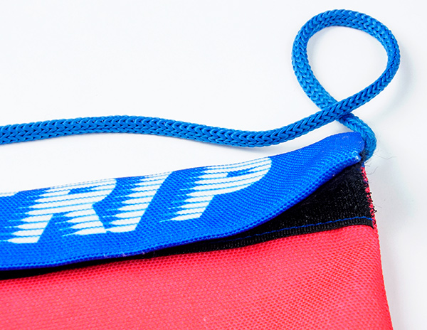 Угол сине-красной сумочки на шею со шнуром и клапаном на липучке