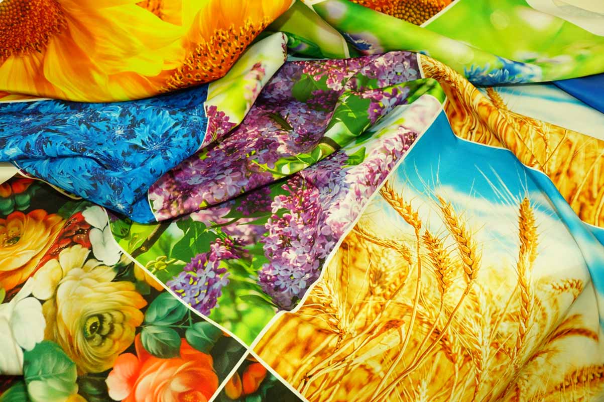 Яркий и сочный отпечаток цветов и колосьев на синтетической полиэфирной ткани