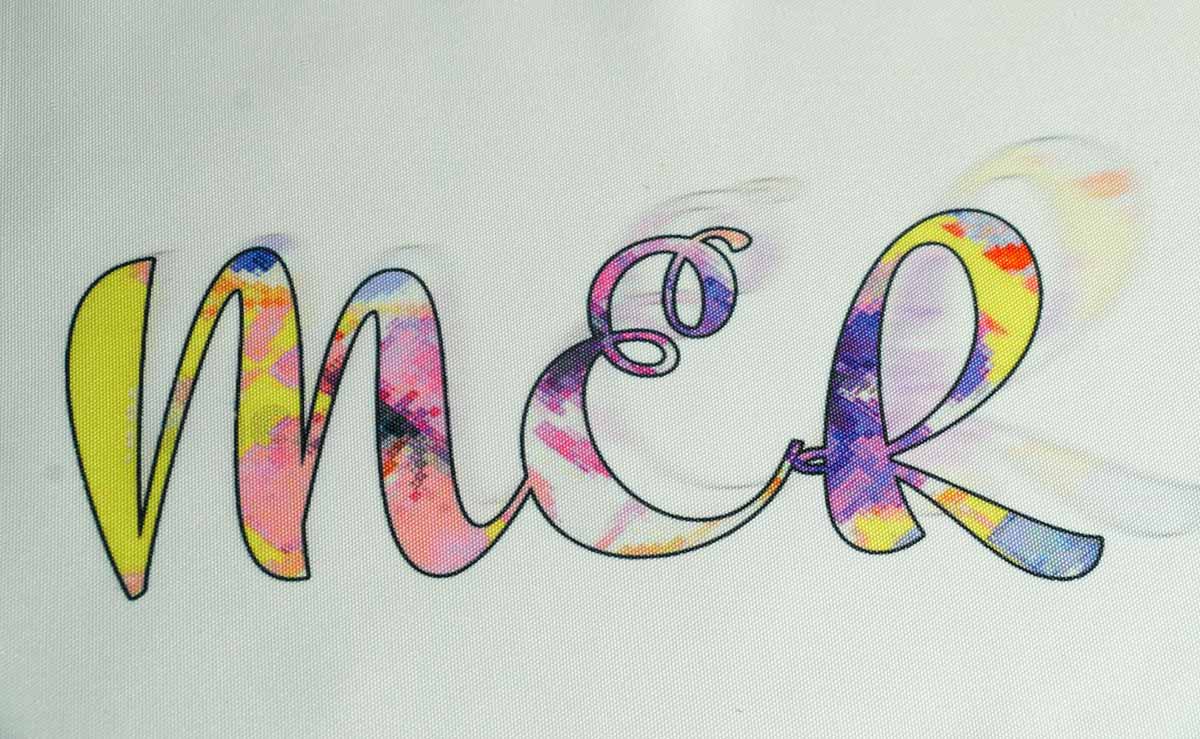 Красивые, многоцветные буквы в пастельных тонах смазались