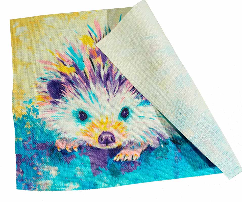 Яркий принт с ёжиком на одной стороне ткани, оборот белый