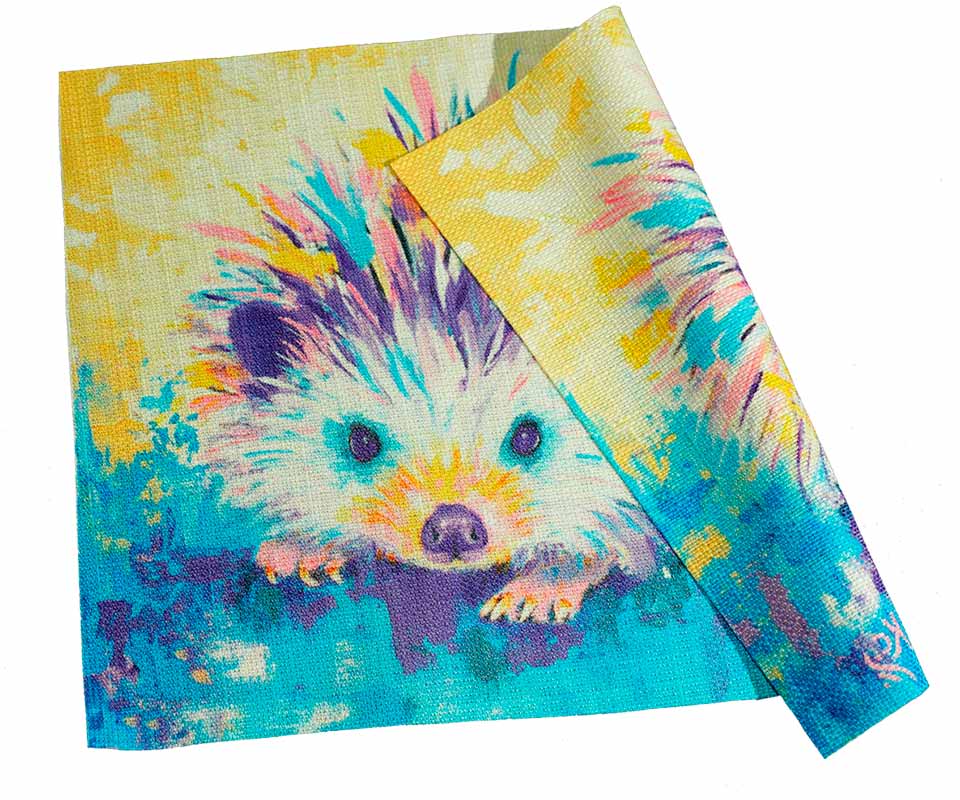 Яркие одинаковые принты с ёжиком на обеих сторонах ткани