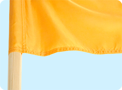 С левой стороны транспаранта прошит карман, в который вставлено древко