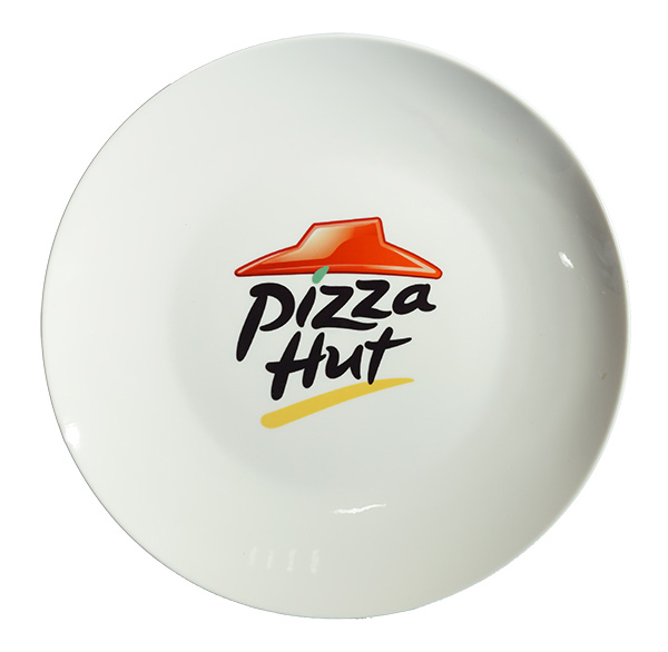Белая тарелка с красно-черно-желтым логотипом Pizza Hut на середине
