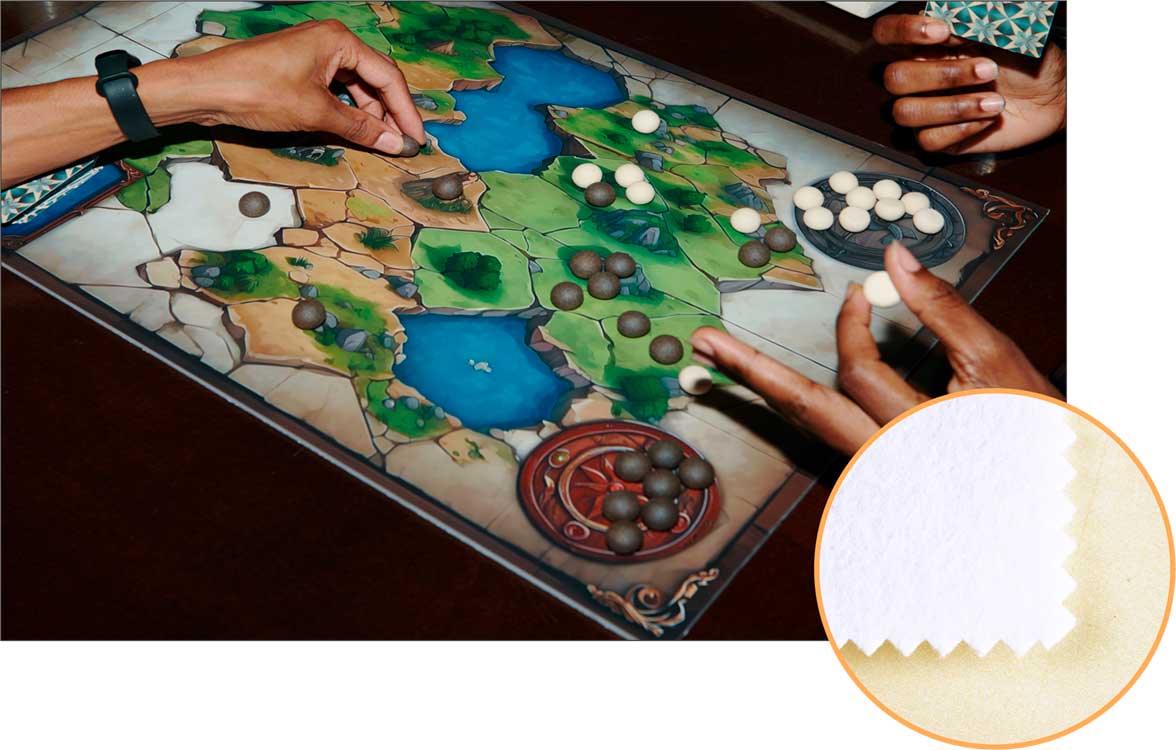 Игроки играют на игровом поле, напечатанном на неопрене