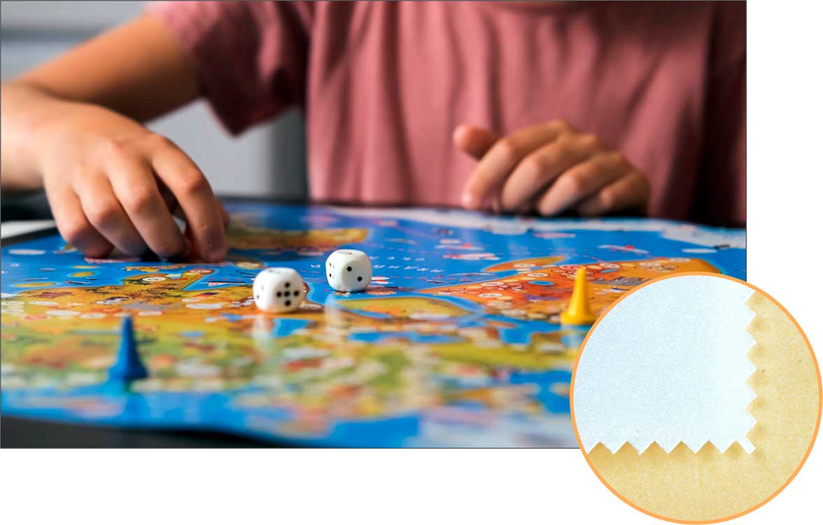 Игроки играют на игровом поле, напечатанном на ткани сатен