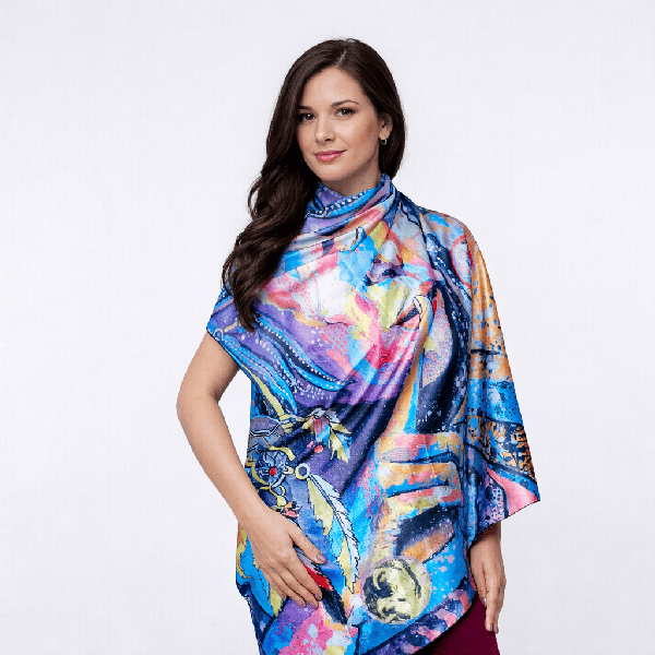 Модель в шали из шармуса, закрывающей всю фигуру, с яркими голубыми, синими и розовыми узорами
