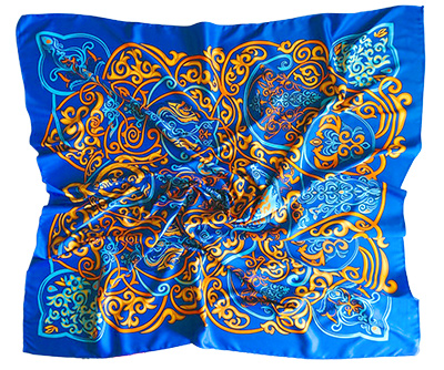 Яркая синяя шаль из мокрого шелка с голубым и оранжевым узором в растительном стиле