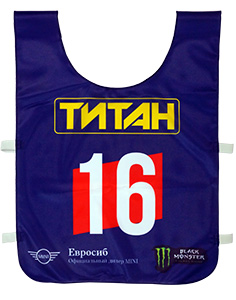 Синяя манишка спортивного клуба Титан с логотипом и номером 16
