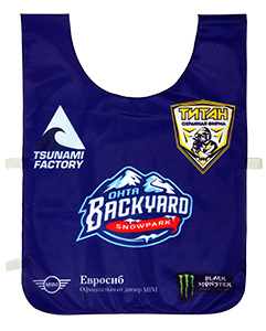 Синяя манишка с пятью разноцветными логотипами спонсоров соревнований