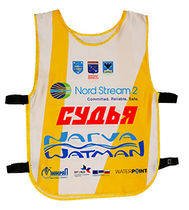 Красная манишка с многоцветной яркой символикой соревнований и надписью волонтёр