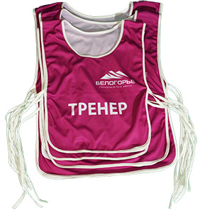 Бордовая манишка на завязках с логотипом и надписью тренер