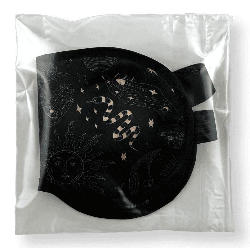 Маска для сна, упакованная в индивидуальный прозрачный пакетик