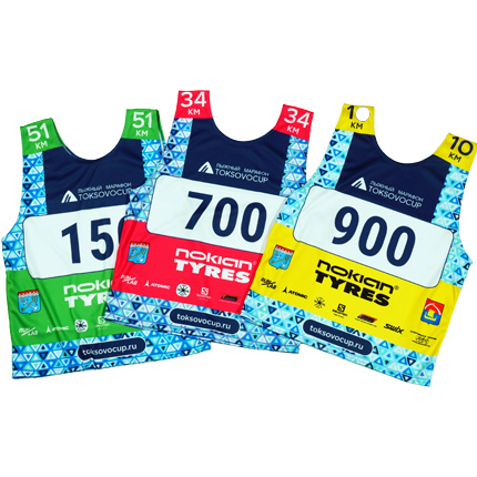 3 вида стартовых маек с номерами и логотипом Нокиа на зеленом, красном и желтом фоне