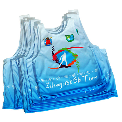 Комплект голубых стартовых маек с логотипом спортивного клуба лыжников
