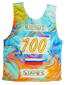 Очень яркая со сложным многоцветным дизайном стартовая майка с номером 100