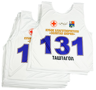 Белая майка с логотипами спонсоров и стартовым номером